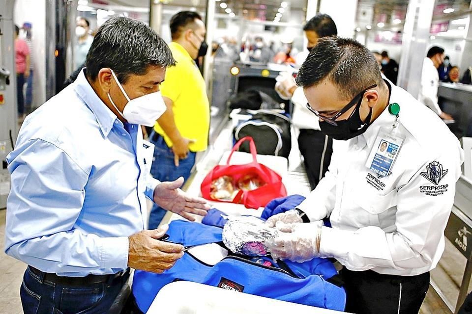 Quieren subir al avión hasta con molcajete