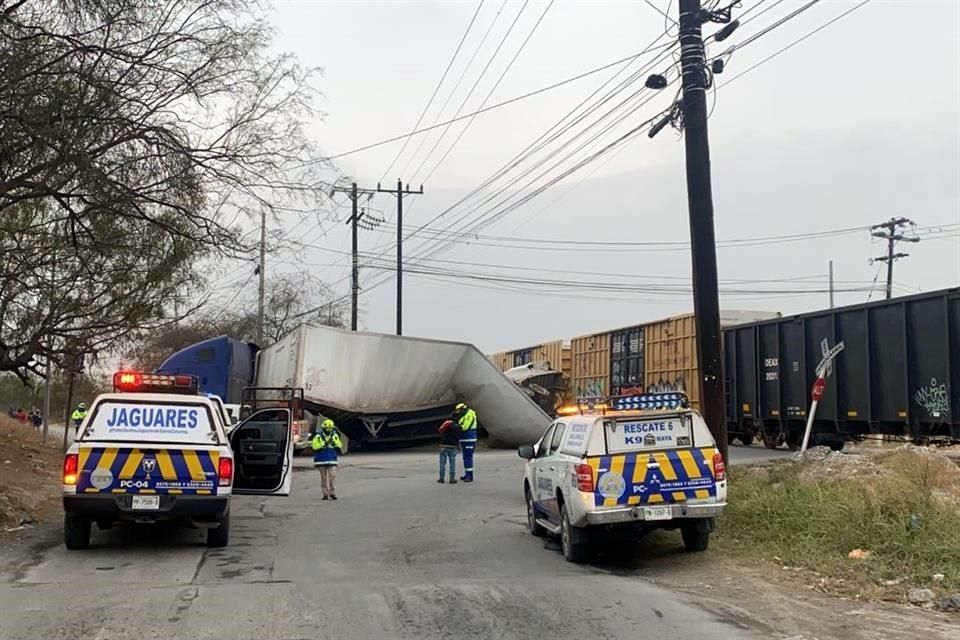 Embiste tren a tráiler en Santa Catarina