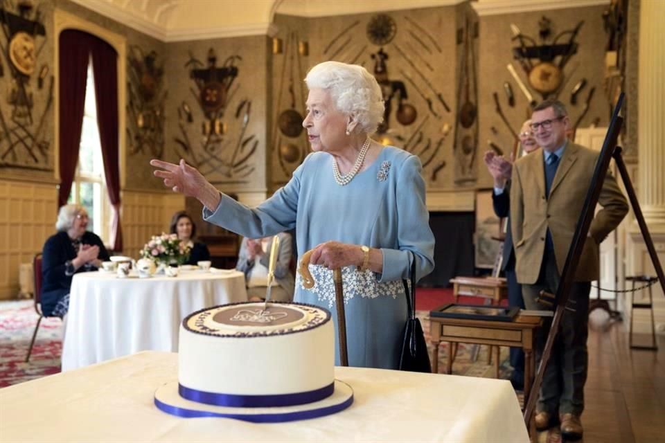 Reina Isabel festeja 70 años en el trono con pastel y pollo