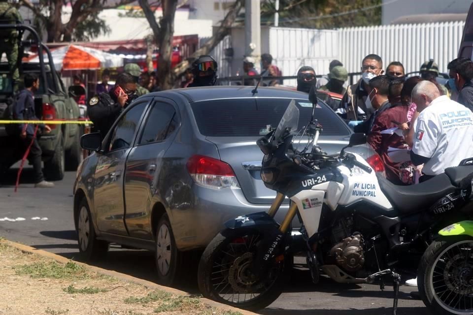 Localizan cadáver de hombre dentro de auto en Neza