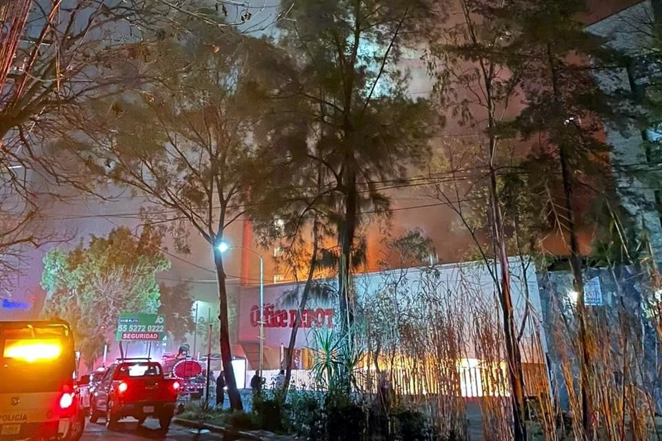 Evacuan a 100 personas por incendio en comercio en AO