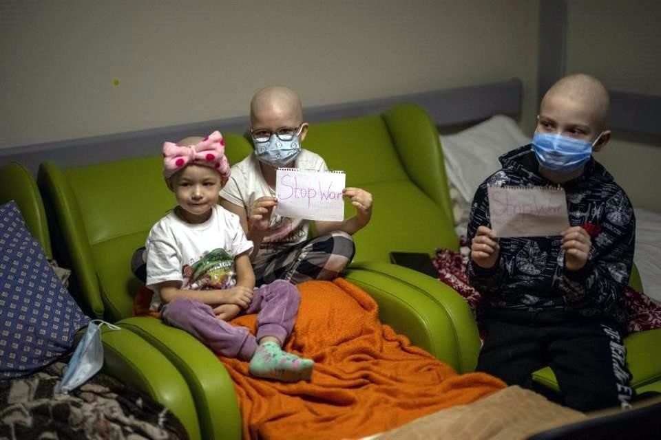 Se refugian niños enfermos en sótano de un hospital en Kiev