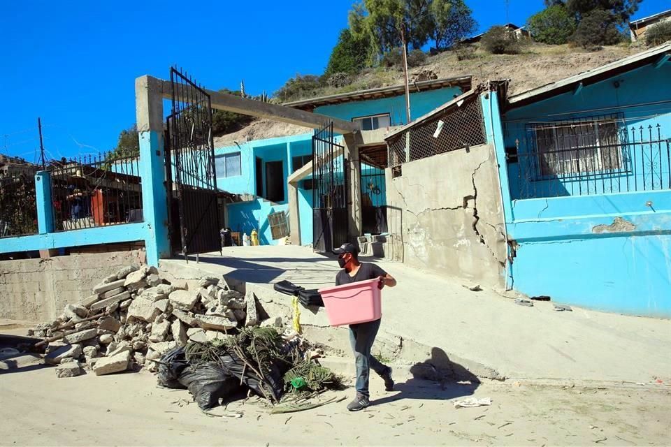 Evacuan 92 casas en Tijuana por deslizamiento