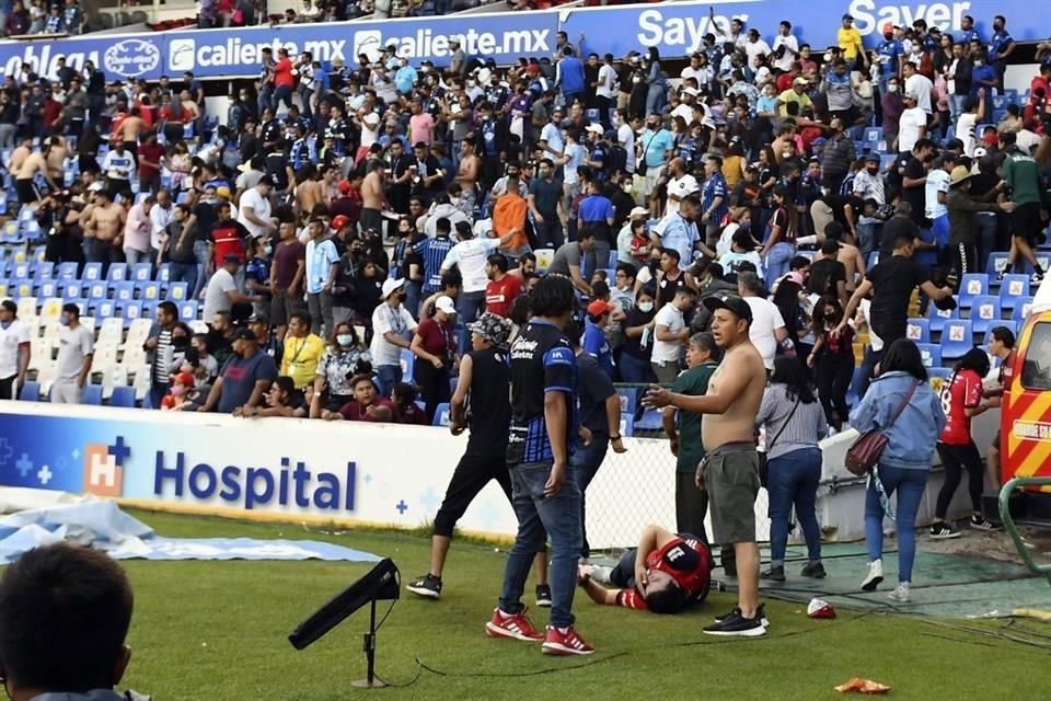 Invaden cancha del Corregidora por bronca