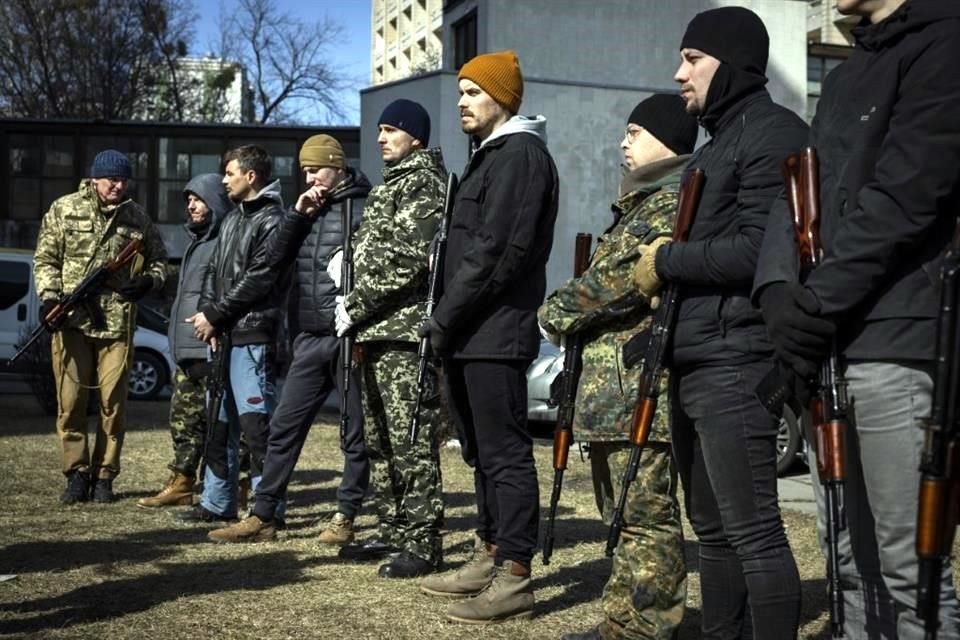Sufren dilema hombres ucranianos: huir o quedarse a luchar