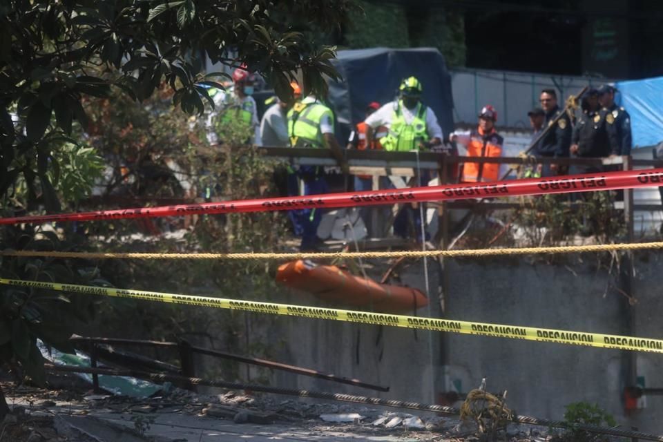 Mueren 2 tras caer de 20 metros en excavación en Periférico