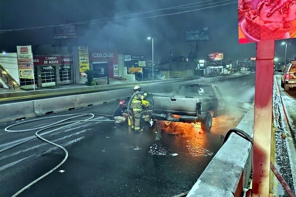 Abandonan camioneta en llamas en Av. Leones