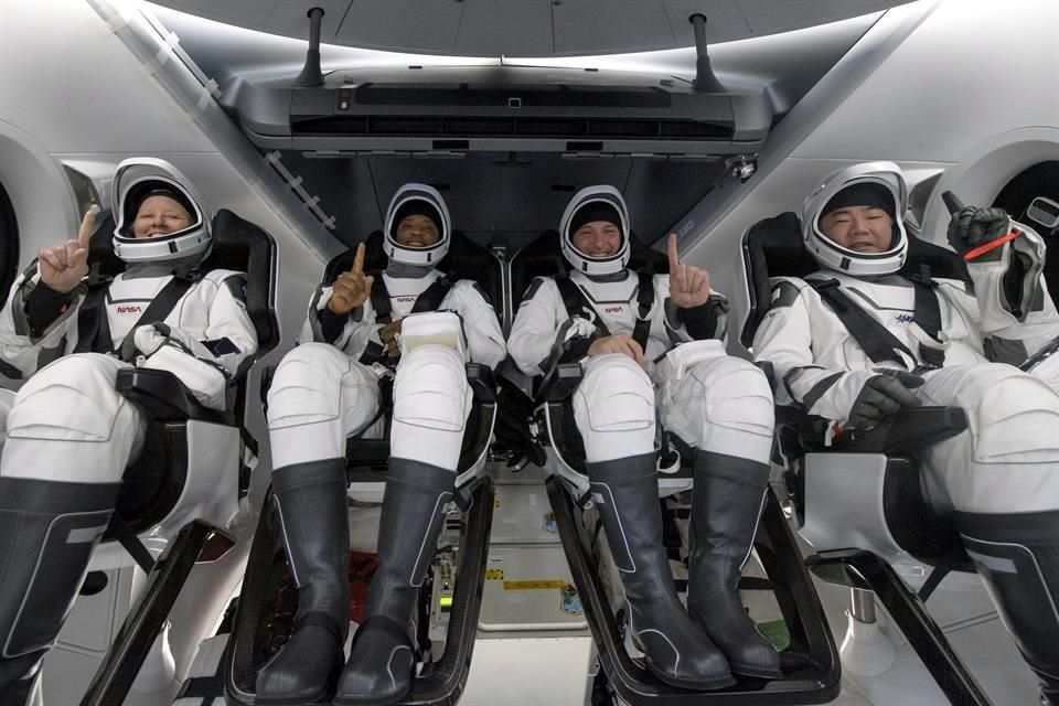 Regresa cápsula de SpaceX con cuatro astronautas a la Tierra