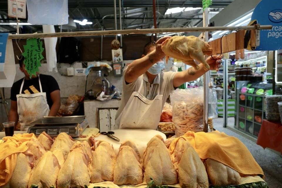 Le van a salir plumas a mexicanos'; domina consumo de pollo