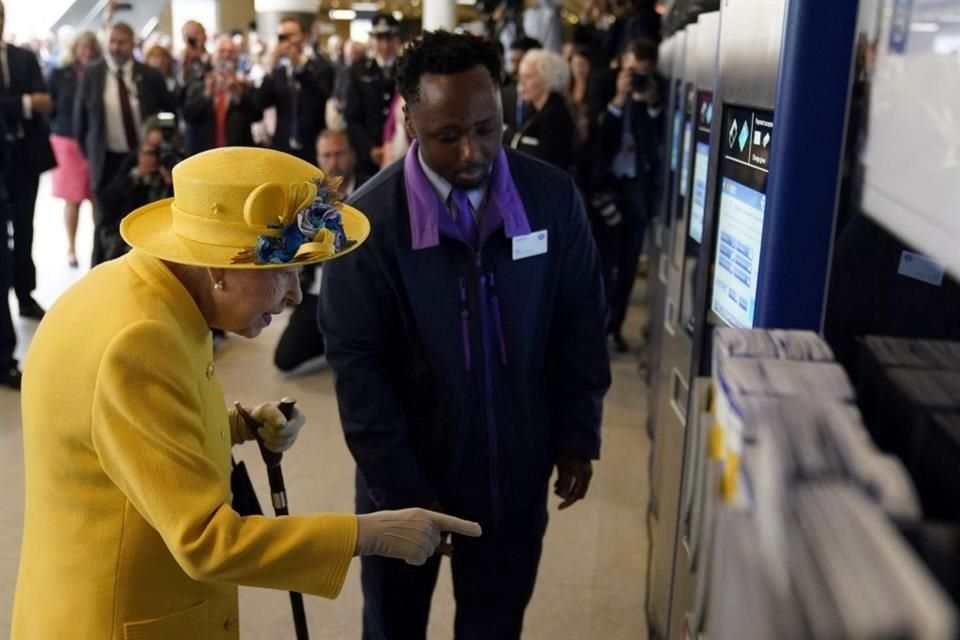 Inaugura Reina Isabel II estación del metro en su honor