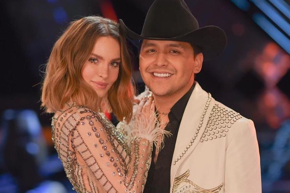 Christian Nodal exhibe a Belinda y a su familia