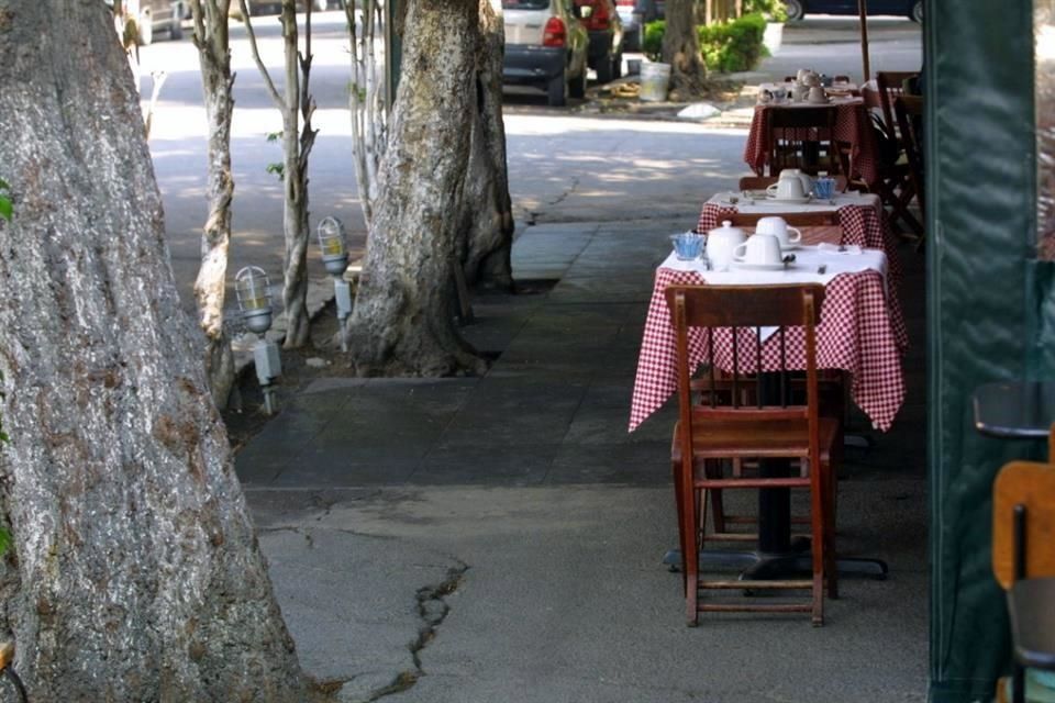 Cafés y restaurantes podrán sacar mesas a banquetas en GDL