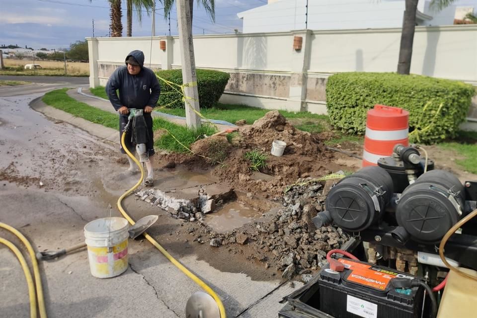 Por fin reparan fuga de agua en Bugambilias