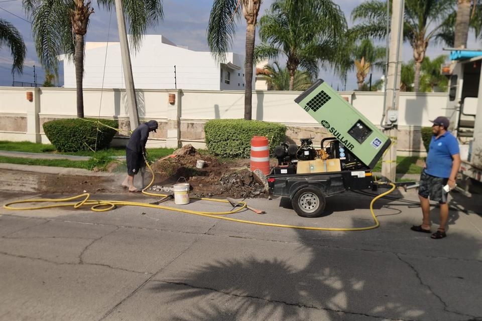 Por fin reparan fuga de agua en Bugambilias