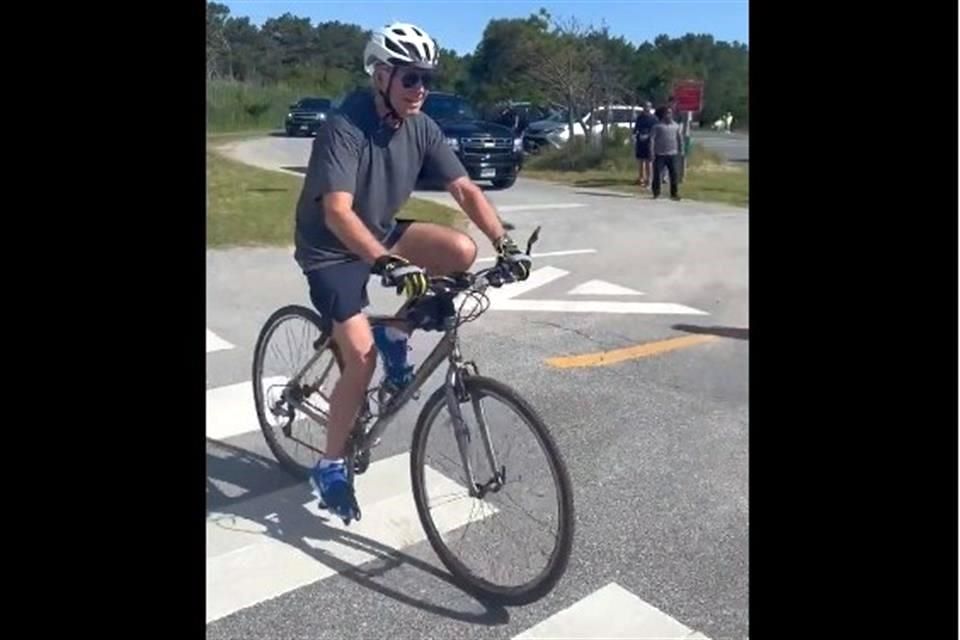Cae Presidente Biden de bicicleta