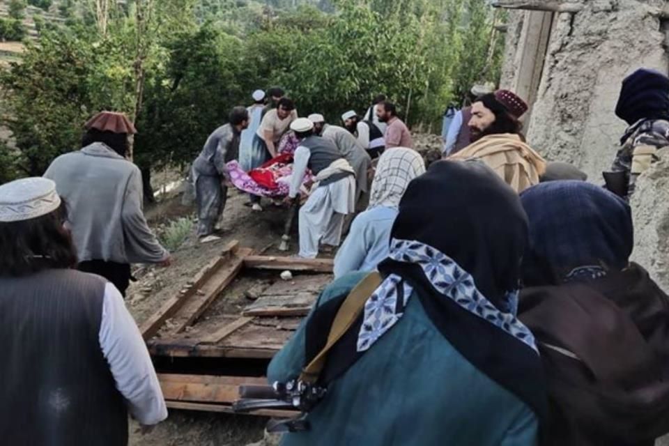 Mueren al menos 255 personas por sismo en Afganistán