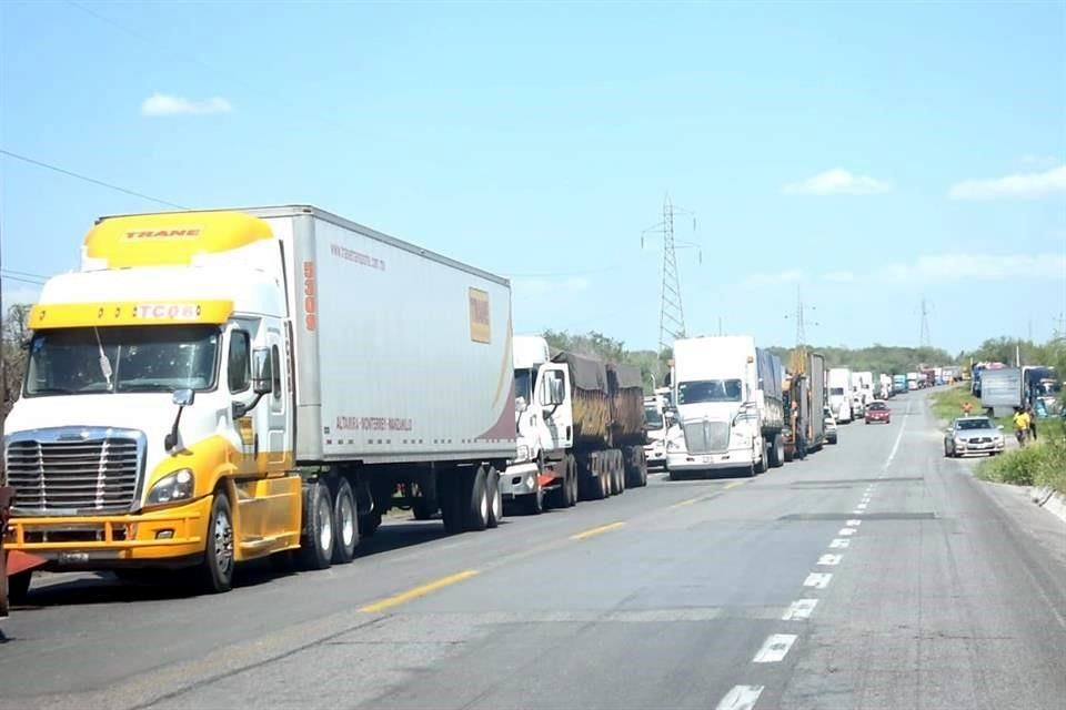 Se desintegra caravana de autodefensas permanece bloqueo