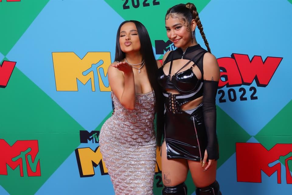 Sorprende Danna Paola junto a Moderatto en los MTV MIAW