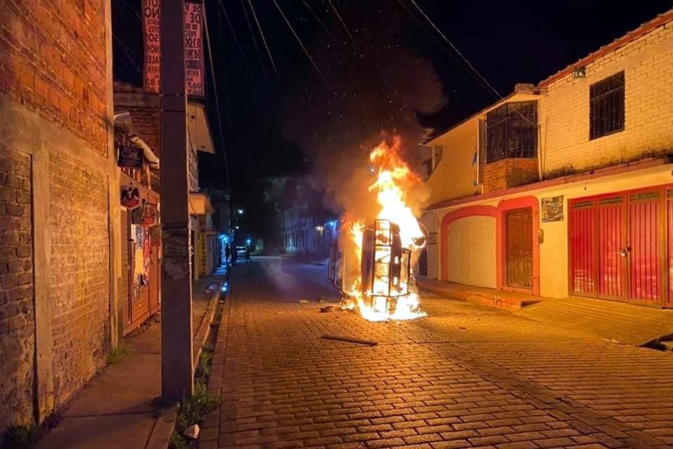 Abaten a 'pollero' en Chiapas; pobladores queman patrulla