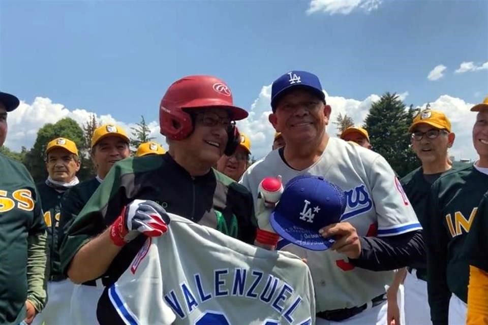 Juega AMLO Con Figuras Del Beisbol