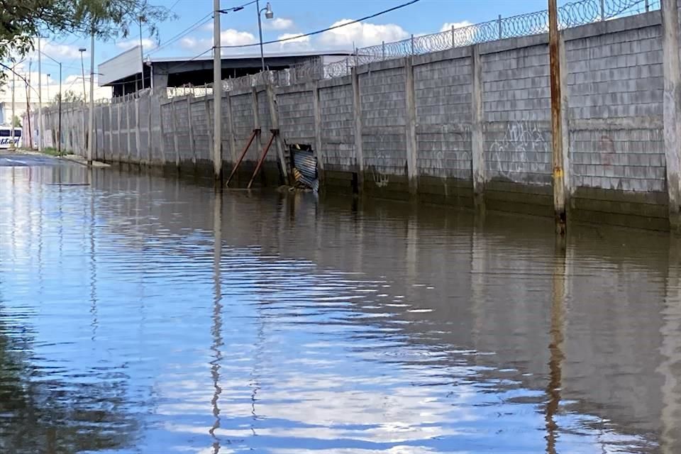 Se forma 'lago' por encharcamiento en Apodaca