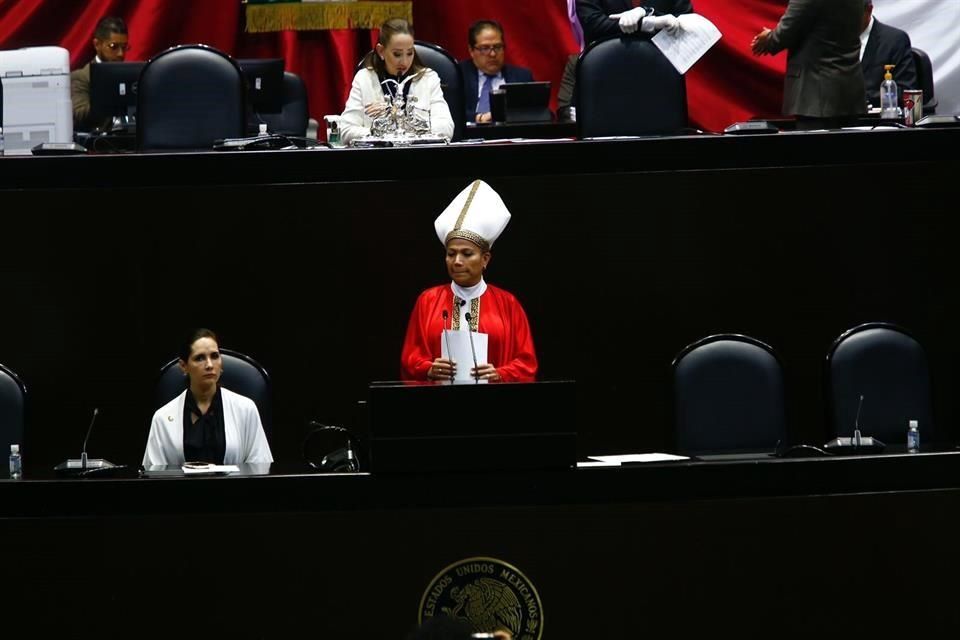 Presenta diputada trans iniciativa vestida de Papa