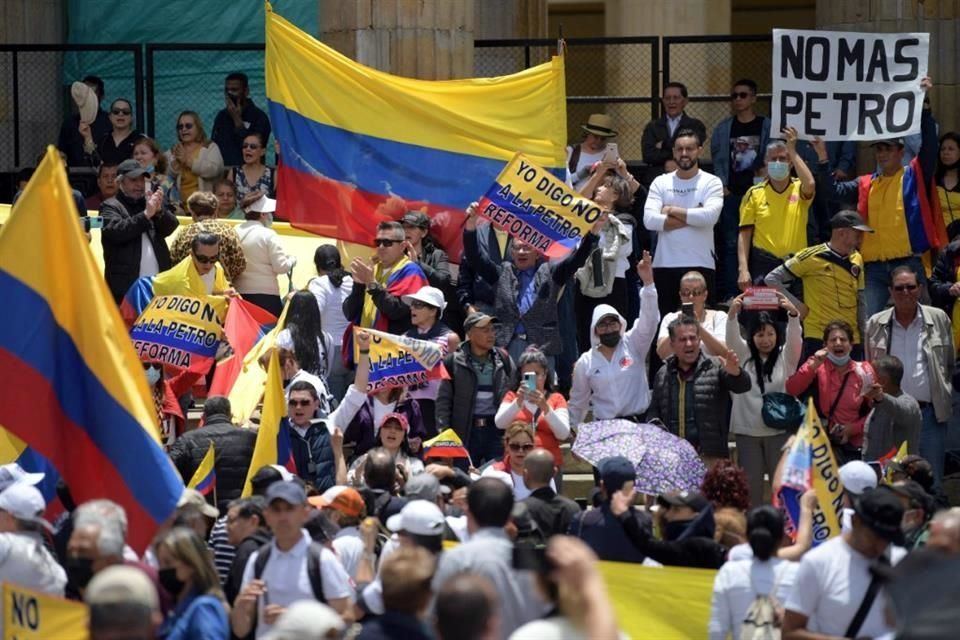 Marchan en Colombia contra Gobierno de Petro