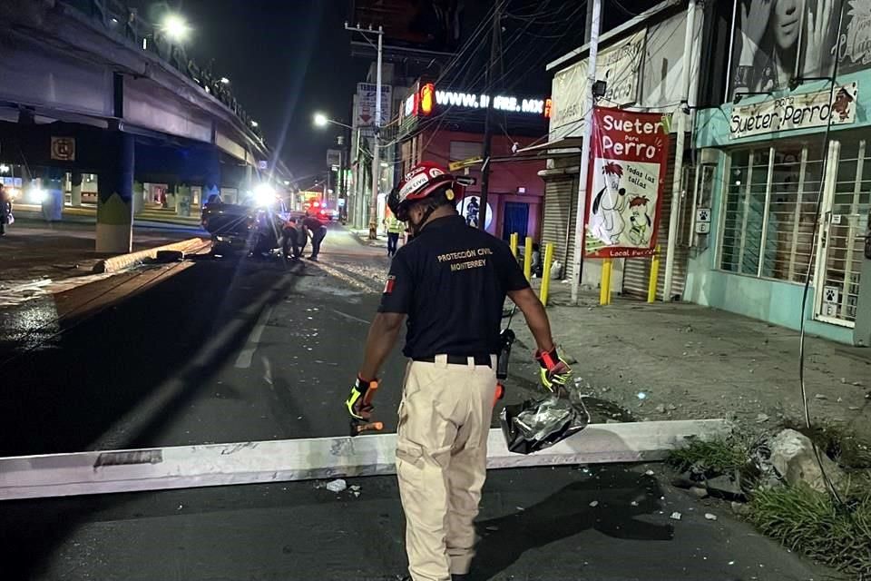 Vuelca y se estrella en Av. Gonzalitos