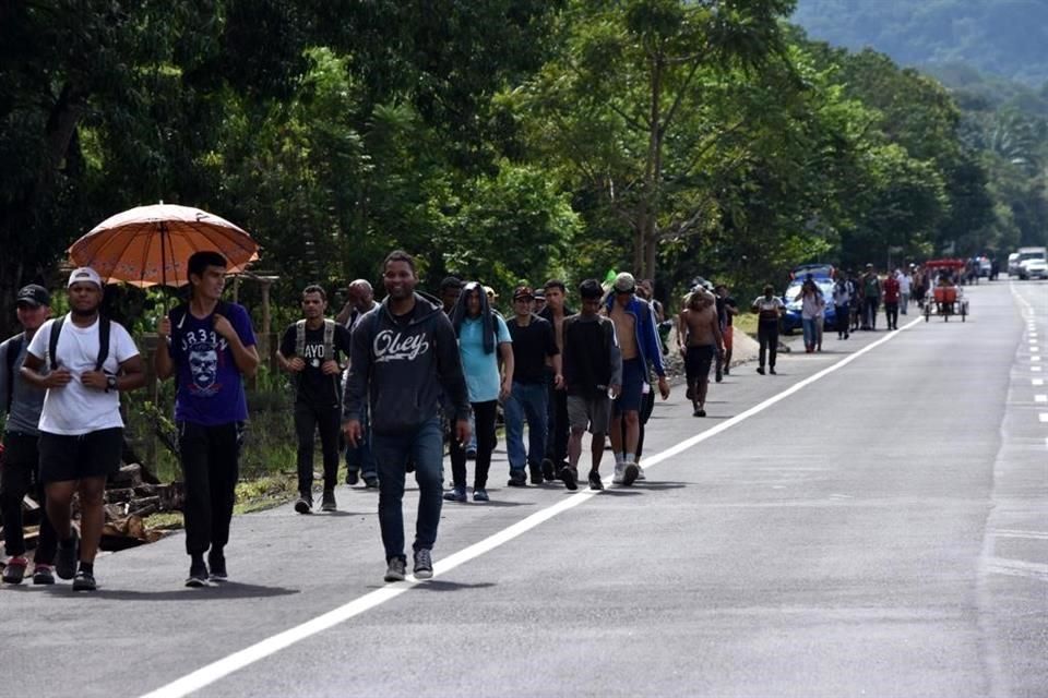 Sale caravana de venezolanos desde Chiapas hacia EU