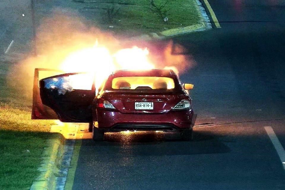 Se incendia auto en Leones