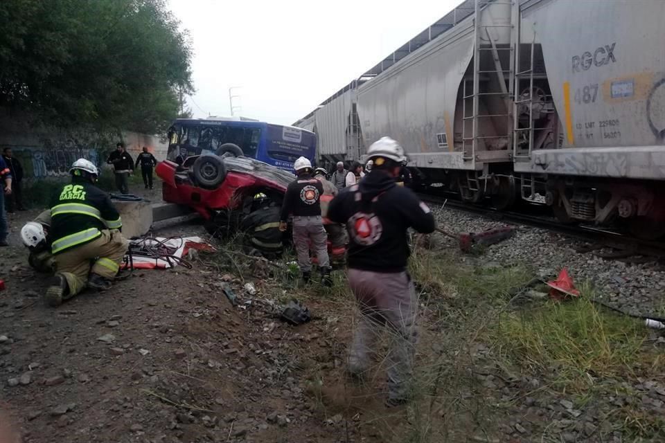 Deja un muerto choque de tren con auto y camión