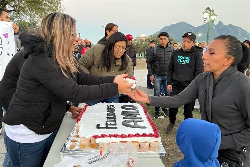 Llevan pastel a Macroplaza por cumpleaños de AMLO