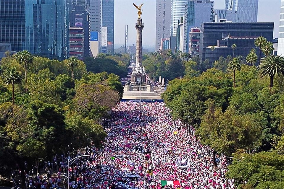 Jóvenes, hombres y mujeres recorrieron el Paseo de la Reforma, entre el Ángel de la Independencia y el Monumento a la Revolución, para manifestar su rechazo al intento de ‘desaparecer’ al INE Foto: Grupo REFORMA.