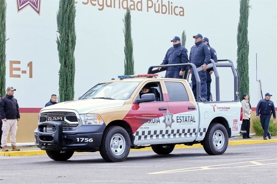 Entrega Américo más patrullas con colores de Morena