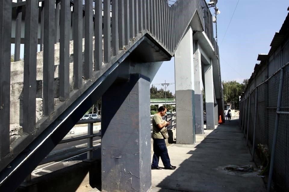 Reconstruyen puente peatonal afuera de Metro Velódromo