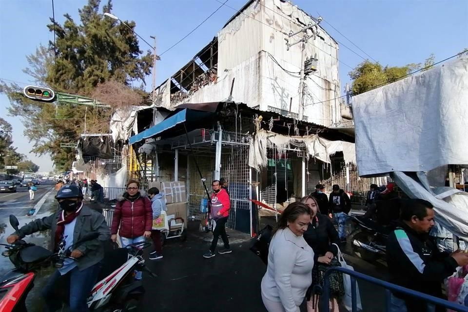 Vuelven vendedores a Tepito tras incendio