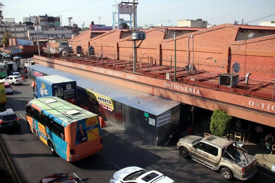 Invaden en CDMX la vía pública restaurantes, mercados...