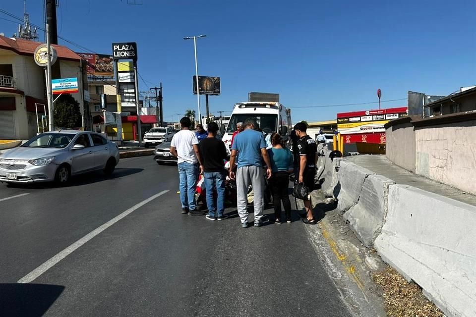 Se impacta con auto en Leones al evitar choque con un muro