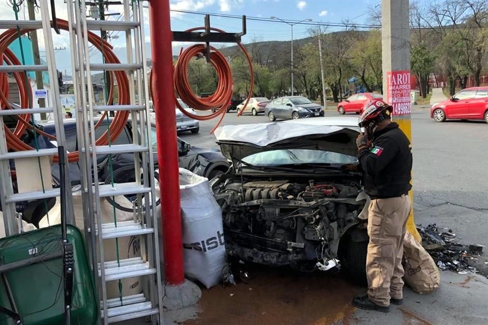 Chocan y se estrellan con ferretería en Cumbres