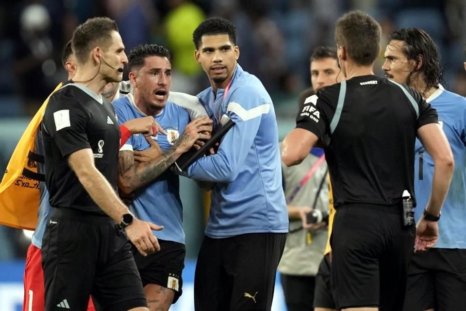 FIFA suspende a 4 jugadores de Uruguay por caos en Mundial - Los