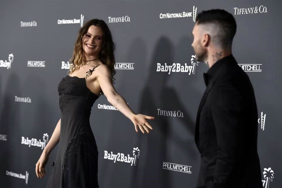 Adam Levine y Behati Prinsloo reciben a su tercer hijo