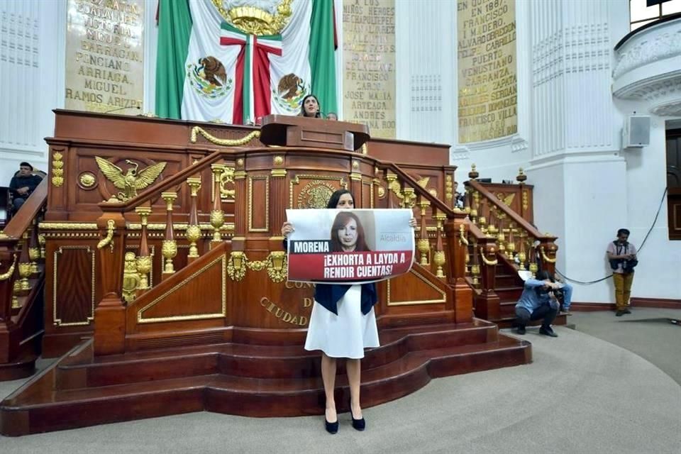 Mete Morena autogol en el Congreso