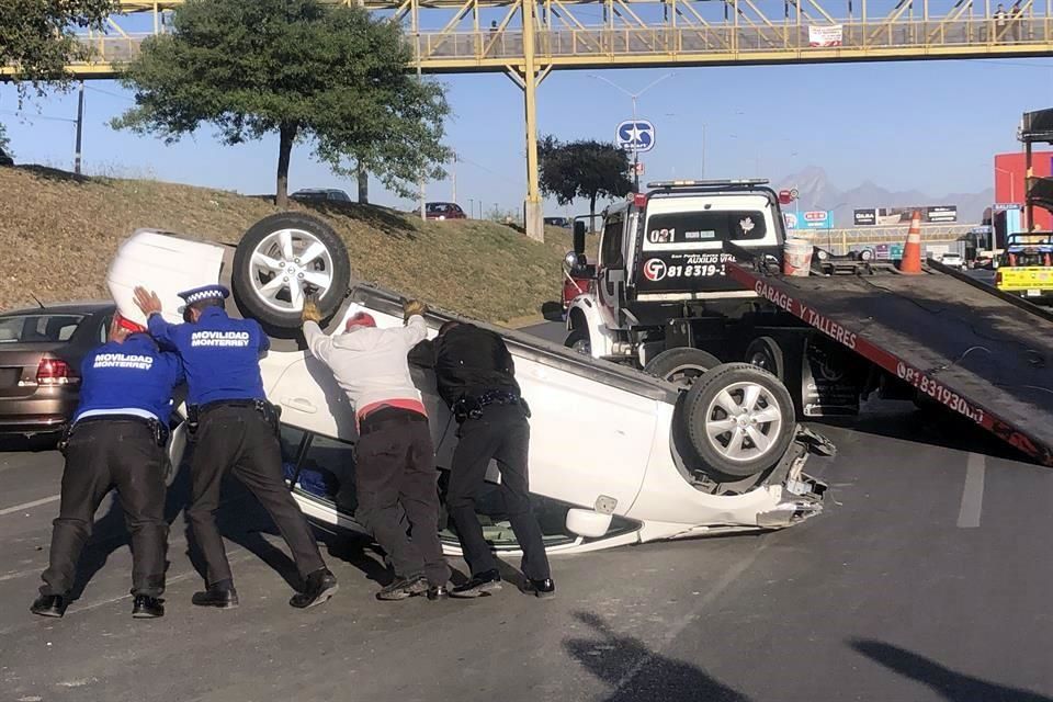 Vuelca vehículo en Avenida Leones