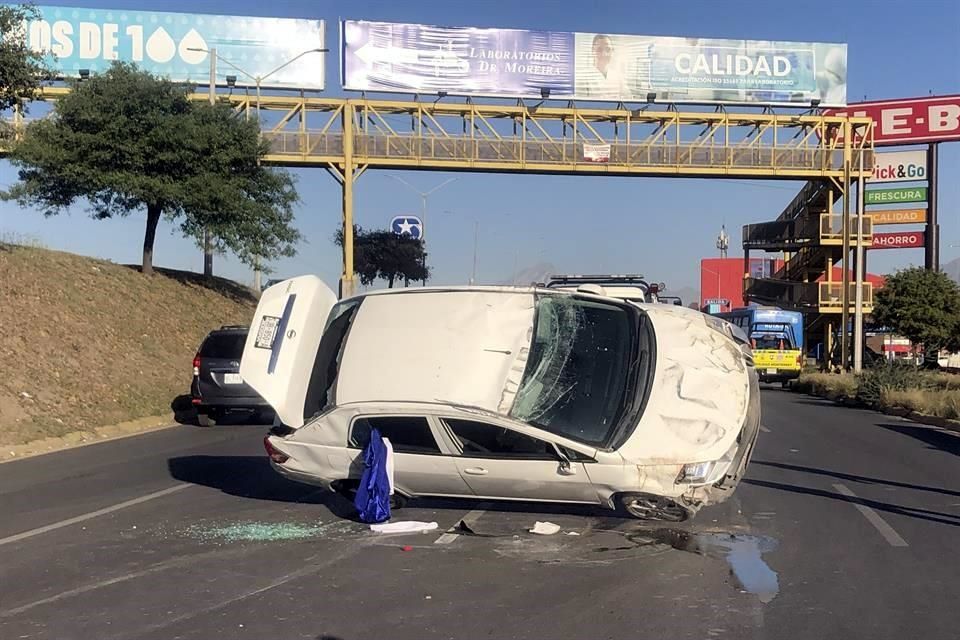 Vuelca vehículo en Avenida Leones