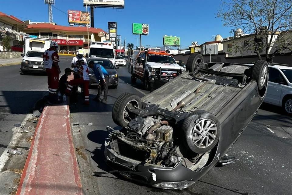 Vuelca frente a la Llave de Oro en Av. Leones