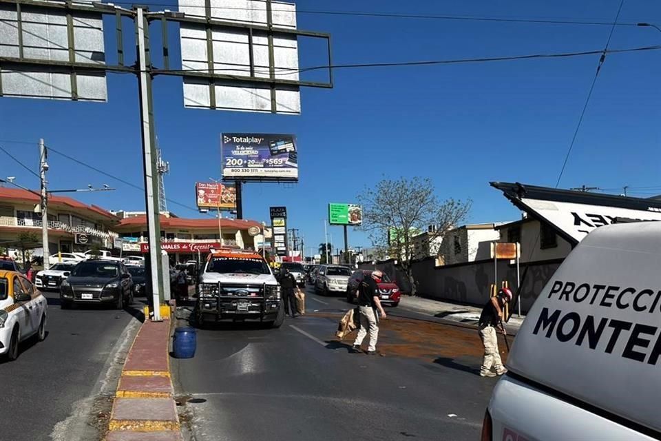 Vuelca frente a la Llave de Oro en Av. Leones