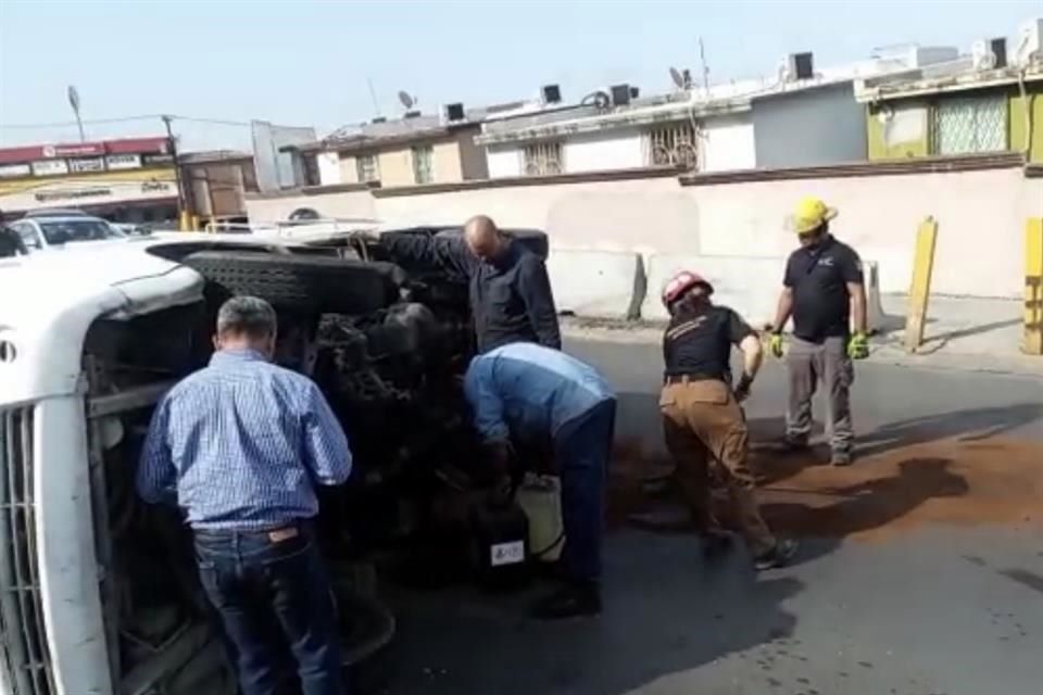 Se vuelca camioneta y derrama combustible