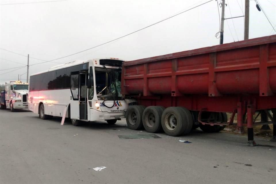 Deja 15 lesionados choque de camión con tráiler