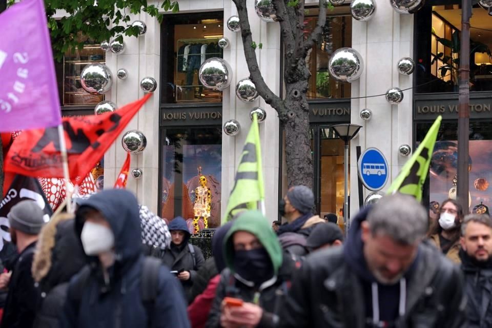 BREAKING NEWS: Manifestantes en París asaltan sede de la dueña de Louis  Vuitton 