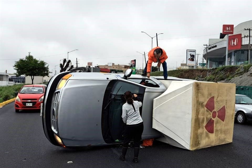 Vuelca camioneta en Paseo de los Leones